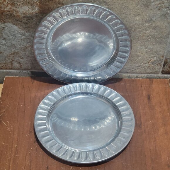 Two Vintage Wilton Armetale Plates Fluted Edges - Picture 2 of 12